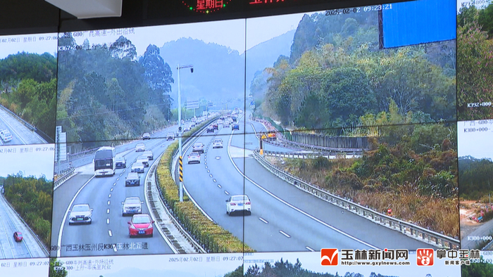 监测大屏显示当晚实时路况，岑兴高速迎返程高峰。