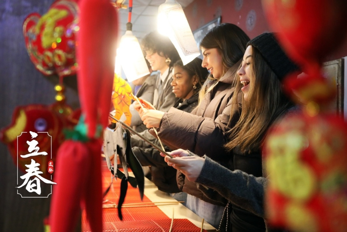 “感知中国，探寻儒道文化”研学营的美国学员在山东省泰安市皮影馆学习皮影戏表演。CICPHOTO/陈阳 摄