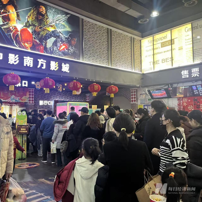 济南某影院内，观众排队进场看《哪吒2》 图片来源：每经记者 宋美璐 摄