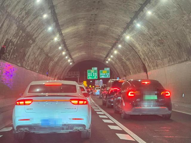 高速上的堵车 受访者供图