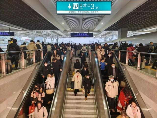 上海站、上海南站、上海虹桥站、上海松江站如何快速换乘公共交通？→