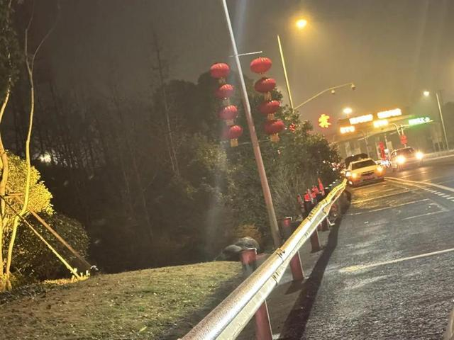 小袁刚下收费站就碰到了几车相撞的情况 受访者供图