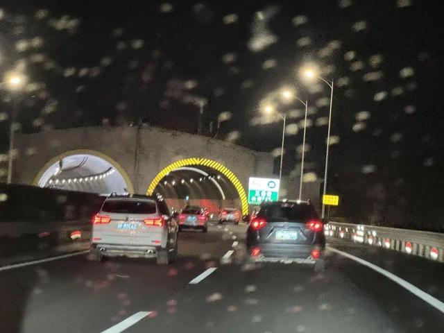 夜晚赶路下起了雨 受访者供图