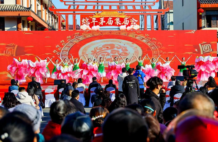 2025年1月10日，武汉，柏泉茅庙集庙会开展民俗演艺、非遗技艺、送春联等多项活动。
