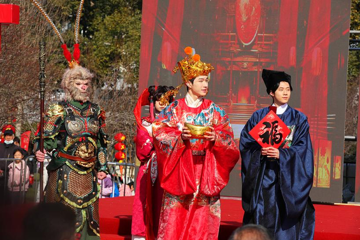 2025年1月16日，宜昌西陵庙会开幕，民俗风情表演与年货盛宴齐聚。