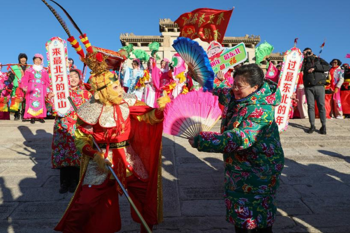 2024年12月17日，辽宁锦州，北镇庙前百姓载歌载舞准备迎接即将举行的第十一届北镇文化传统庙会。