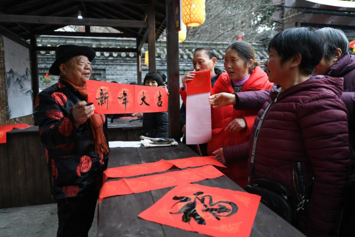 2025年1月7日，在阆中古城，书法爱好者向人们赠送春联。