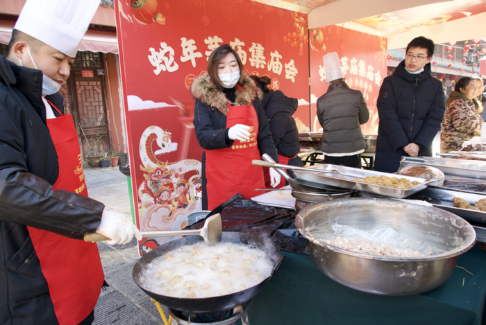 2025年1月10日，武汉，庙会集市商家现场炸肉圆。