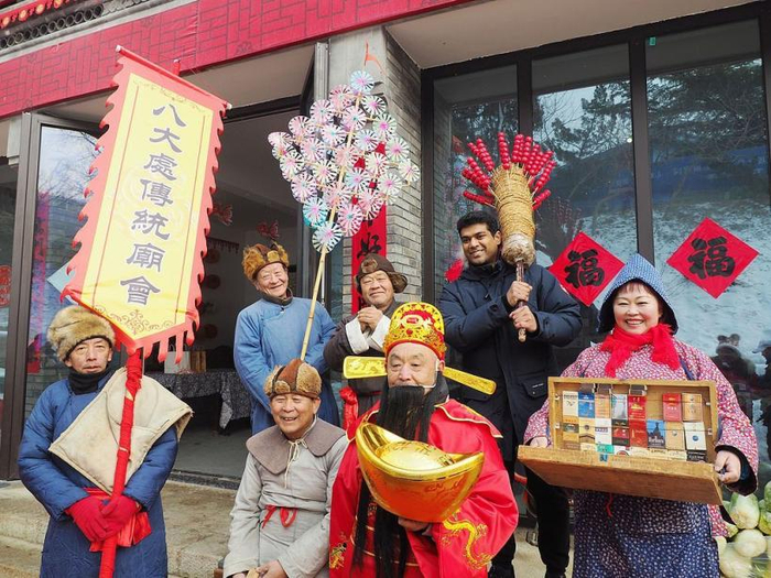 2025年2月1日，北京八大处公园，第十二届八大处新春文化庙会上，外国游客体验老北京叫卖。