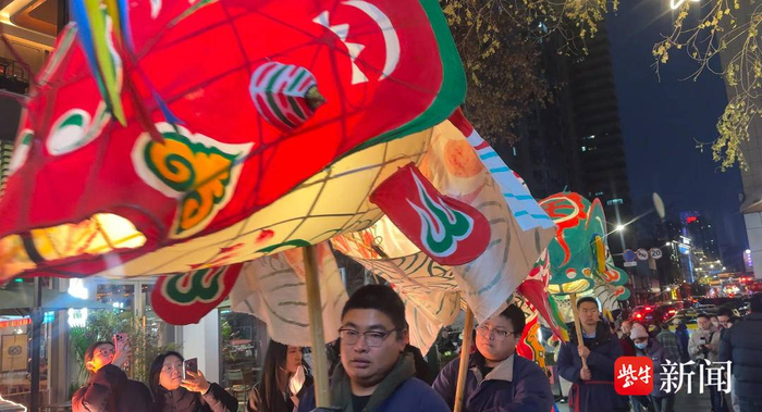 万象天地的舞蛇队很吸睛。扬子晚报/紫牛新闻记者 范晓林 摄