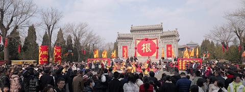 2024年2月11日，在山西洪洞大槐树景区，人们参加庙会祭祀活动。
