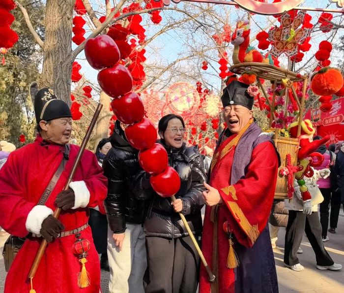 2025年1月30日，北京，春节地坛庙会，身着古装的游客手举大糖葫芦，逛庙会，过中国年。