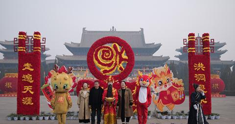 2024年2月11日，在山西洪洞大槐树景区，人们参加庙会活动。