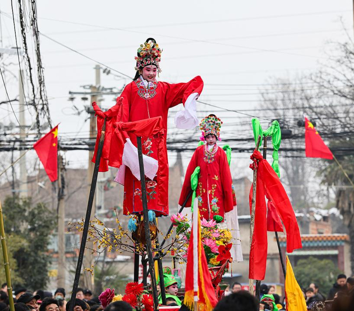2025年2月2日，河南洛阳偃师区东蔡庄村传统的庙会上的社火高台芯子表演。