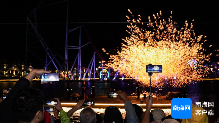 春节假期，游客在海南海洋欢乐世界度假区观赏非遗花火秀。海南海洋欢乐世界度假区供图