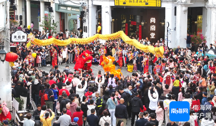 春节假期，“龙狮贺春”民俗展演在海口骑楼老街举行。海口市旅文局供图