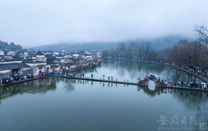  1月31日，游客在黟县宏村景区游玩。肖本祥 摄