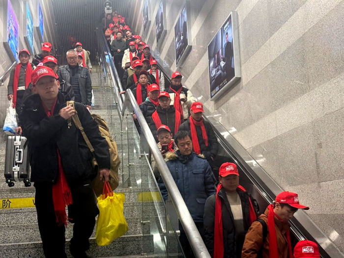 大年初五晚上，40名来自云南昭通的务工人员抵沪。 澎湃新闻记者 徐亦嘉 图