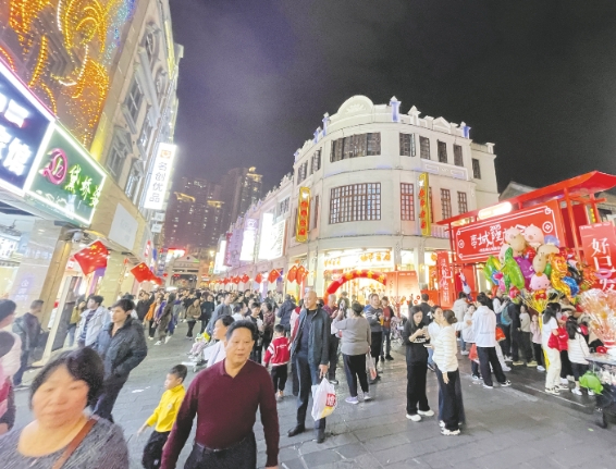 春节假期，首府消费市场繁荣活跃，消费活力持续释放。图为“三街两巷”热闹非凡，节庆消费火爆。（子竹 摄）