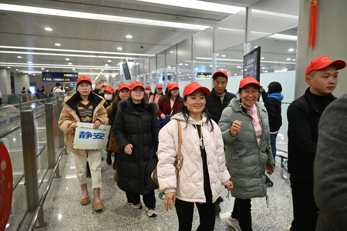 正月初四，来自云南的“点对点”务工人员通过包机抵达上海浦东国际机场。张呈君 摄