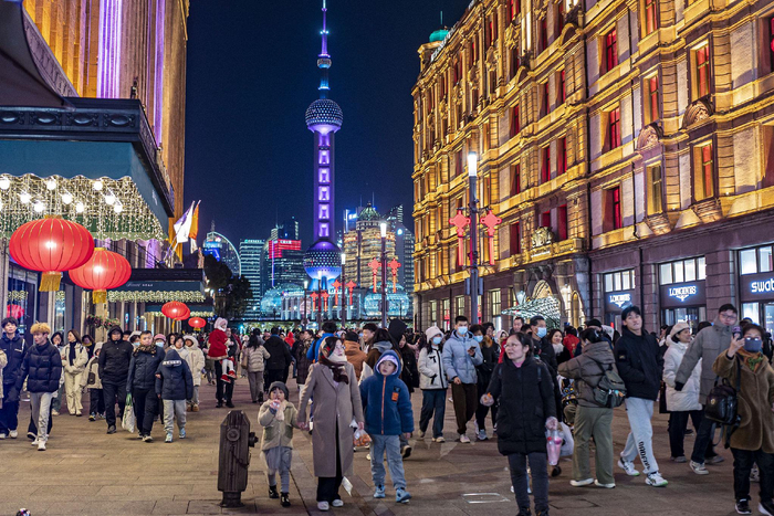 春节期间的上海南京路游人如织。视觉中国 图