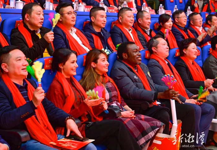 国际友人在湘潭春晚现场感受“幸福湘潭”。（全媒体记者 方阳 摄）