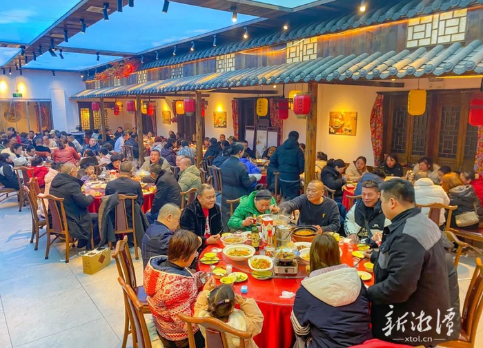 家人团聚，吃一桌热气腾腾的“团圆饭”。春节期间，饭店生意火爆，一桌难求。（全媒体记者 李新辉 摄）