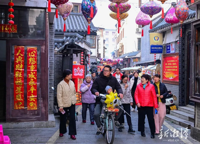 雨湖区雨湖路街道风车坪文创街张灯结彩，处处洋溢着浓浓年味。（全媒体记者 罗韬 摄）
