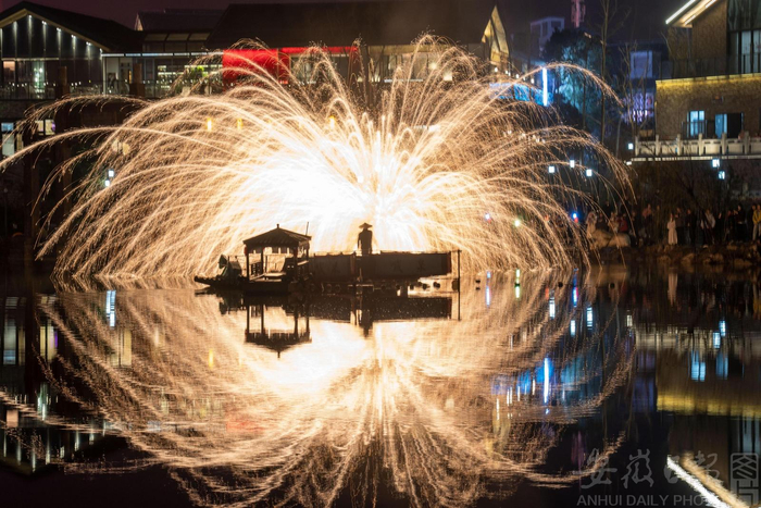  2月3日，肥东县撮街打铁花表演。阮雪枫 摄