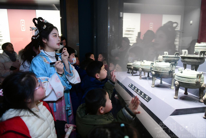  2月2日，游客参观阜阳市博物馆。王彪 摄