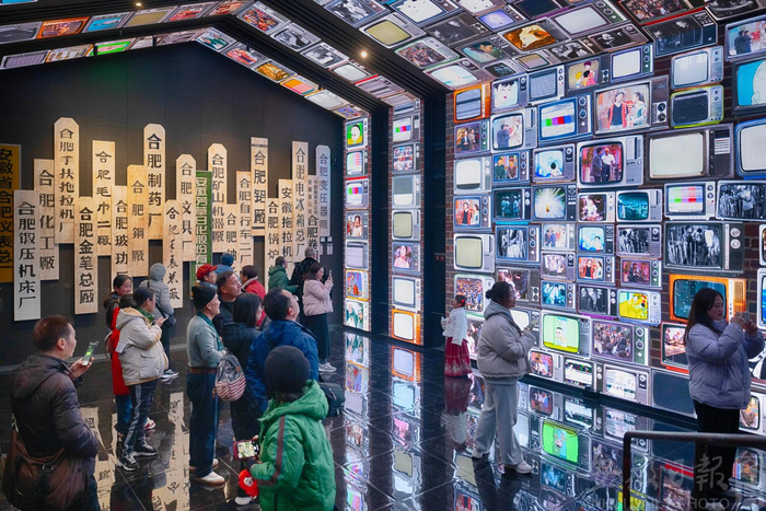  2月1日，游客参观合肥市城市记忆馆。赵明 摄