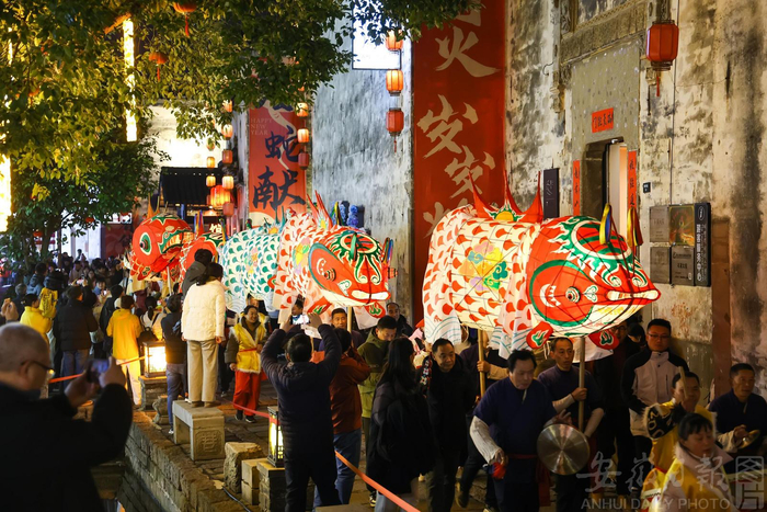  2月3日晚，黄山市屯溪区三江口时尚街区徽州鱼灯巡街。樊成柱 摄