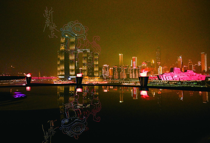    春节期间，多场无人机表演在重庆朝天门长江、嘉陵江两江交汇处精彩上演，为市民和游客带来视觉盛宴。  新华社发