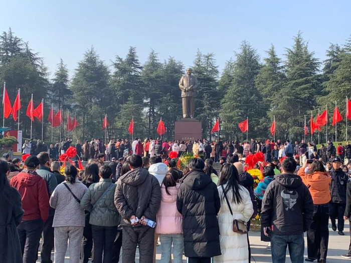 正月初一，韶山毛泽东广场游人如织，洋溢着节日的欢乐喜庆。（图片来源：韶山红）