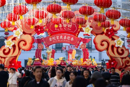 △2025年1月30日，游客在澳门议事亭前地游玩。新华社发（张金加摄）