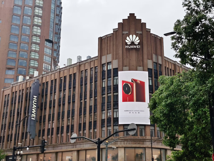 华为旗舰店 图源：观察者网