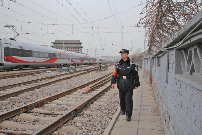 北京铁路公安局北京公安处北京站派出所驻场民警郑涛在巡线。北京铁警供图