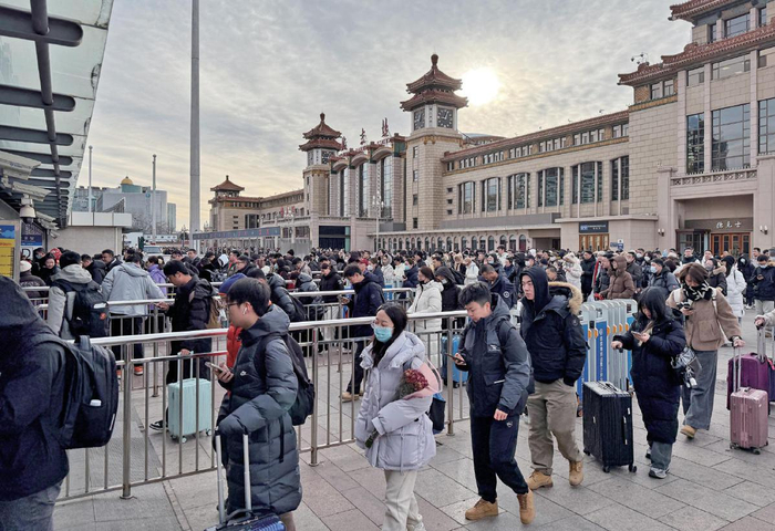 2月4日，北京站，旅客排队乘坐地铁。 新京报记者 王贵彬 摄