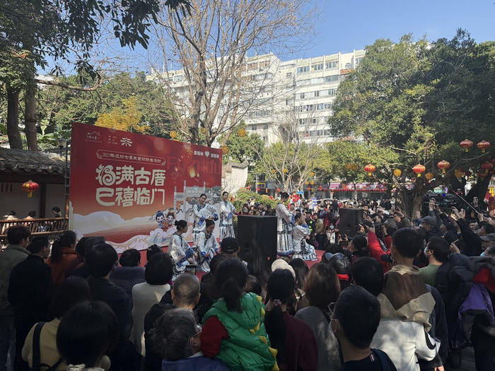 “三条簪”主题舞蹈吸引了许多游客。张文章/摄