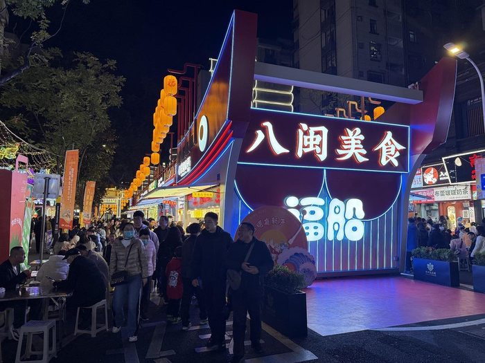 福州达明美食街人声鼎沸。张文章/摄