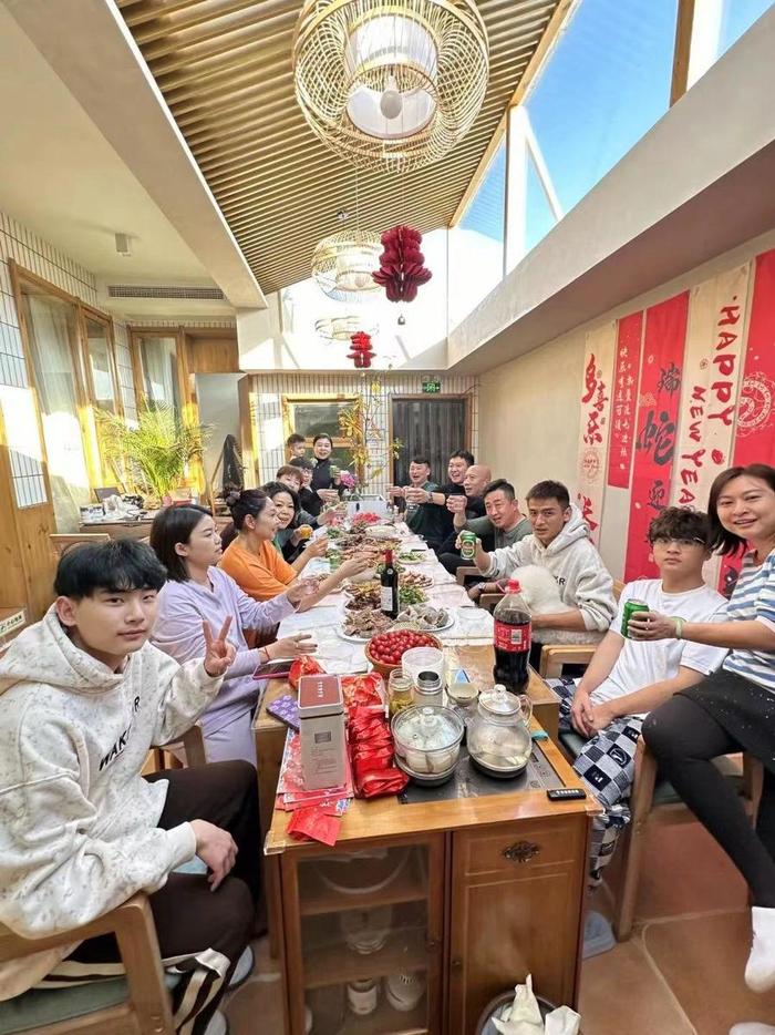 日照山海天度假区一民宿内，游客们聚在一起共度佳节。