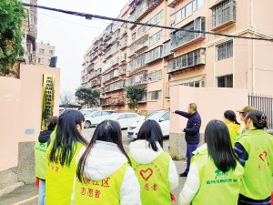 返乡大学生参与社区志愿活动。供图