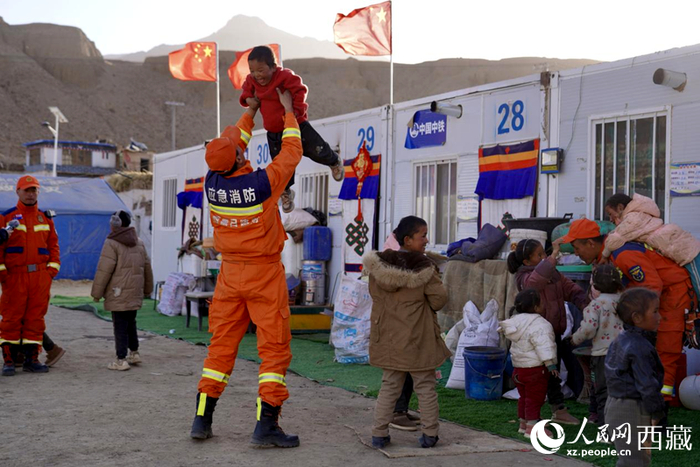 　　热木青村安置点，消防员们同孩子们嬉戏玩耍。人民网记者 次仁罗布摄