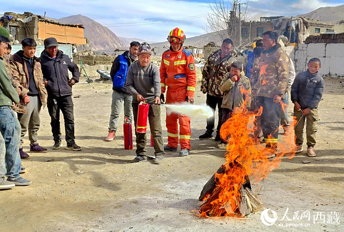 　　消防救援人员在安置点组织开展灭火实战演练。人民日报记者 徐驭尧摄