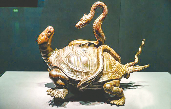     1月21日，湖北省博物馆展出的明代鎏金铜玄武，奇特造型，吸引观众观赏。