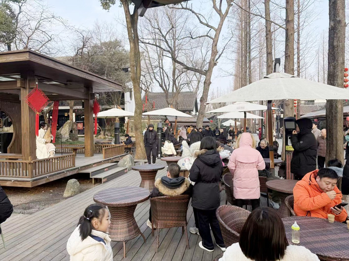 趣园茶社门前排起长队。