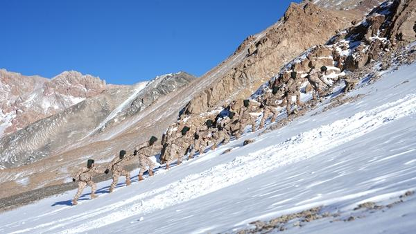 　　新疆和田军分区空喀山口边防连官兵正在攀爬雪山。吴龙国/摄
