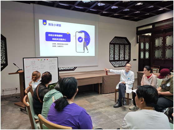 沈奇伟与患者及其家属交流、分享减重经验。新华社发（受访单位供图）