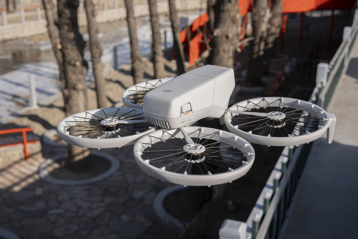 DJI Flip 的展开体积要比 mini 产品线明显大一圈｜图片来源：极客公园