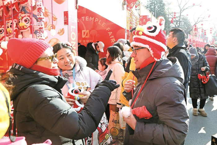     外国游客在中国感受春节的文化魅力 本报记者 陈晨 摄